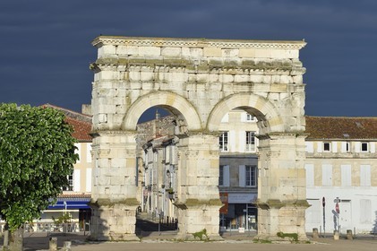 France, Charente-Maritime (17),  Saintonge, Saintes, l'arc de Germanicus est un arc routier en bordure de la Charente érigé en l'an 18-19 en l'honneur de l'empereur Tibère, son fils Drusus et son neveu et fils adoptif Germanicus