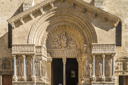France, Bouches-du-Rhône (13), Arles, église Saint-Trophime classée Patrimoine Mondial de l'UNESCO, porche