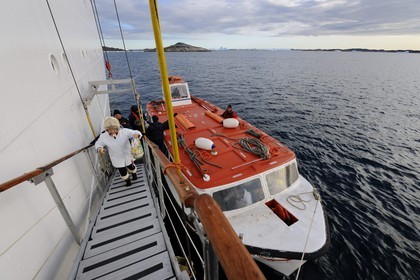 Groenland, fjord de Nanortalik, le bateau de croisière le Princess Danané au mouillage, embarquement des passagers par la chaloupe