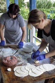 Géorgie, Kakheti, Telavi, domaine viticole Shumi, fabrication du traditionnel ravioli géorgien khinkali