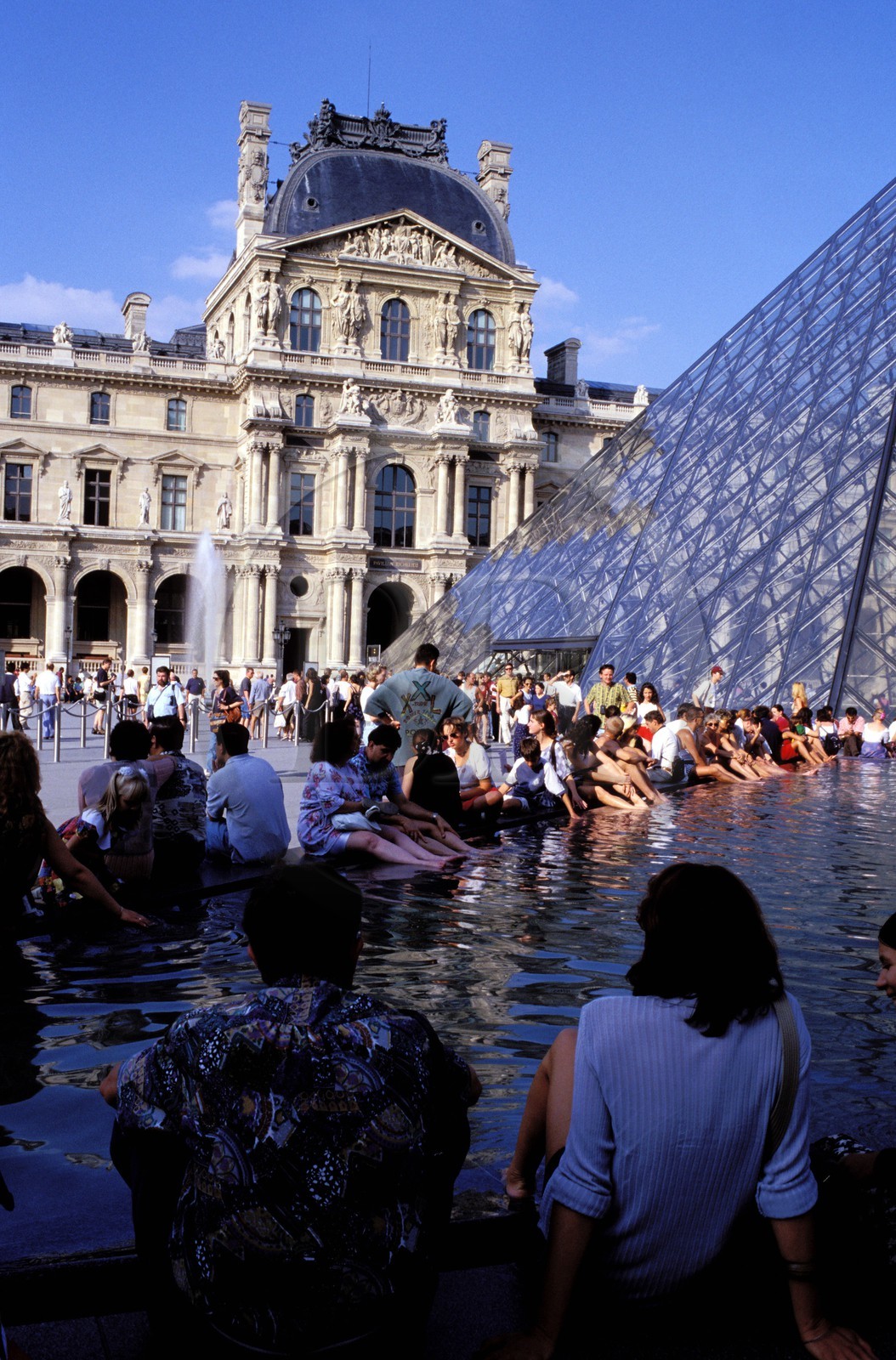 France, Paris (75), bassin de la Pyramide par l'architecte Ieoh Ming Pei et musée du Louvre