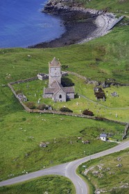 Royaume-Uni, Ecosse, Hébrides extérieures, Ile de Lewis et Harris, South Harris, Rodel, église médiévale et petit port (vue aérienne)