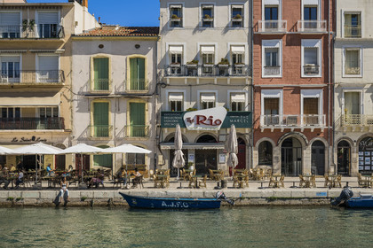 France, Hérault (34), Sète, Canal royal dans le Cadre royal, suites d'artistes The Marcel au-dessus de l'ancien cinéma le Rio sur le quai Léopold Suquet