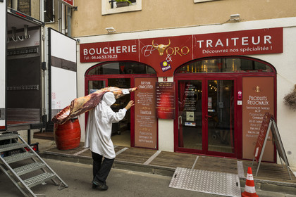 France, Gard (30), Aigues-Mortes, livraison d'un quartier de viande à la boucherie taurine