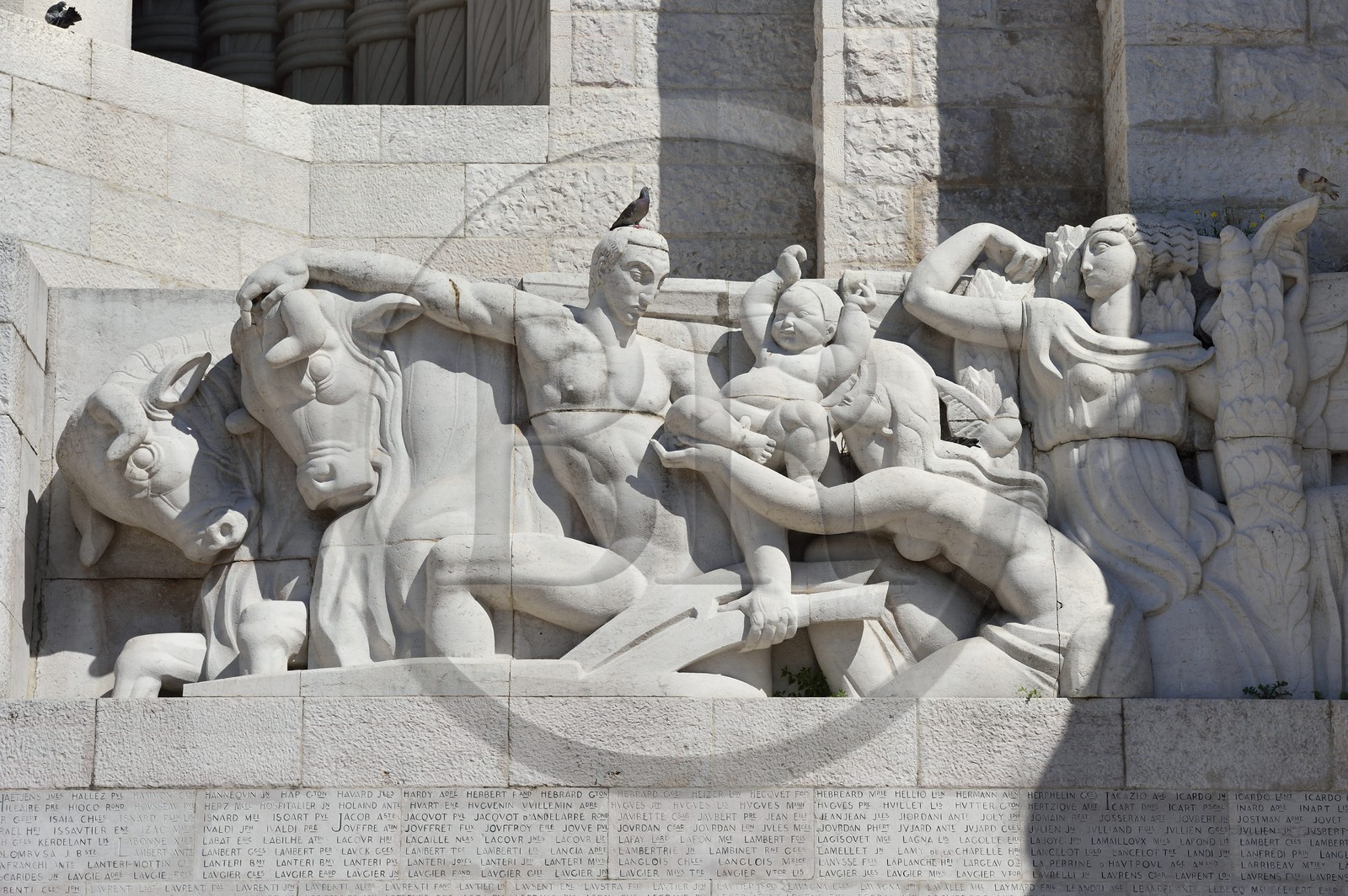 France, Alpes-Maritimes (06), Nice,  le vieux port, place Guynemer, monument aux morts de style Art déco