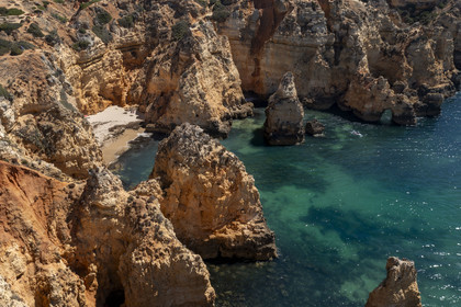 Portugal, Algarve, Lagos, découverte en bateau des criques et des grottes dans les falaises escarpées de la Ponta da Piedade (vue aérienne)