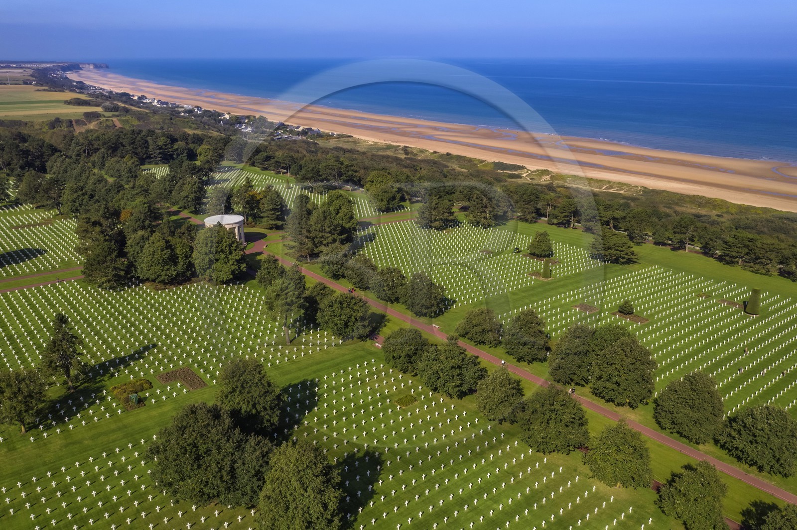 France, Calvados (14), Colleville-sur-Mer, cimetière américain de Colleville-sur-Mer et la plage du débarquement de Omaha Beach en arrière plan