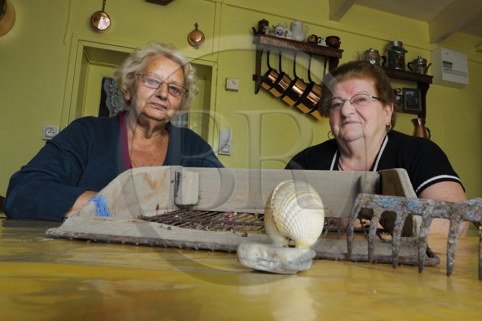 France, Manche (50), Baie du Mont-Saint-Michel, ancien port de Genêts, les Coquetières (ramasseuses de coques) Renée Neveu et Marie Gesmier