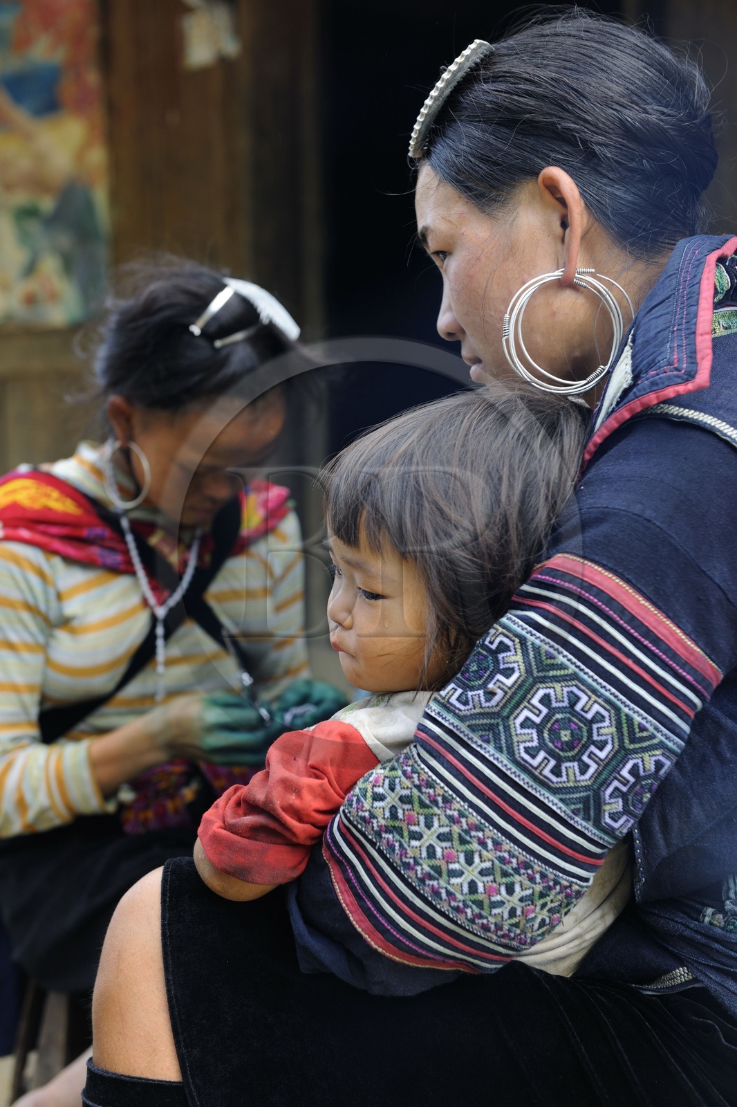 Vietnam, province de Lao Cai, région de Sapa, la minorité Hmong Noir, travaux de couture et de teinture au bleu indigo Vietnam, province de Lao Cai, région de Sapa, la minorité Hmong Noir, travaux de couture et de teinture au bleu indigo