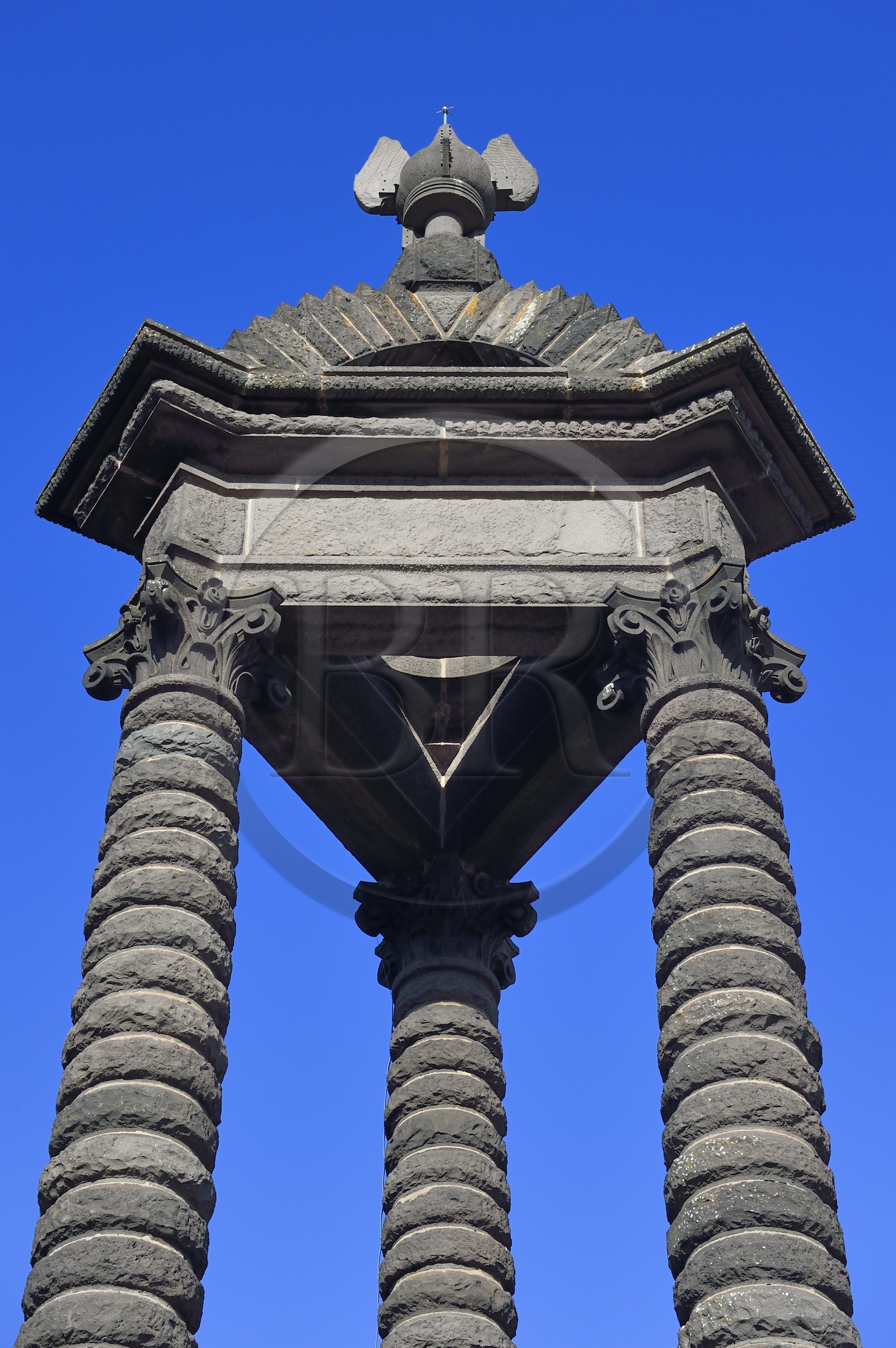 France, Puy-de-Dôme (63), plateau de Gergovie, site historique de la bataille entre les Arvernes et les légions de César en 52 avant Jésus-Christ, monument commémoratif de Gergovie dédié à Vercingétorix par l'architecte Jean Teillard en 1900