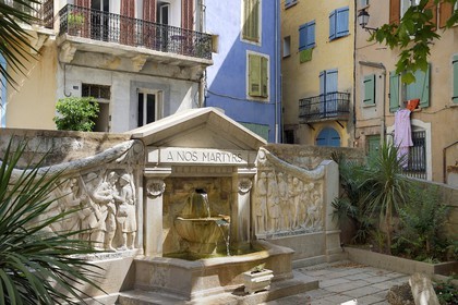 France, Var (83), Provence Verte, Barjols, fountaine et monument aux morts de la place Victor Hugo