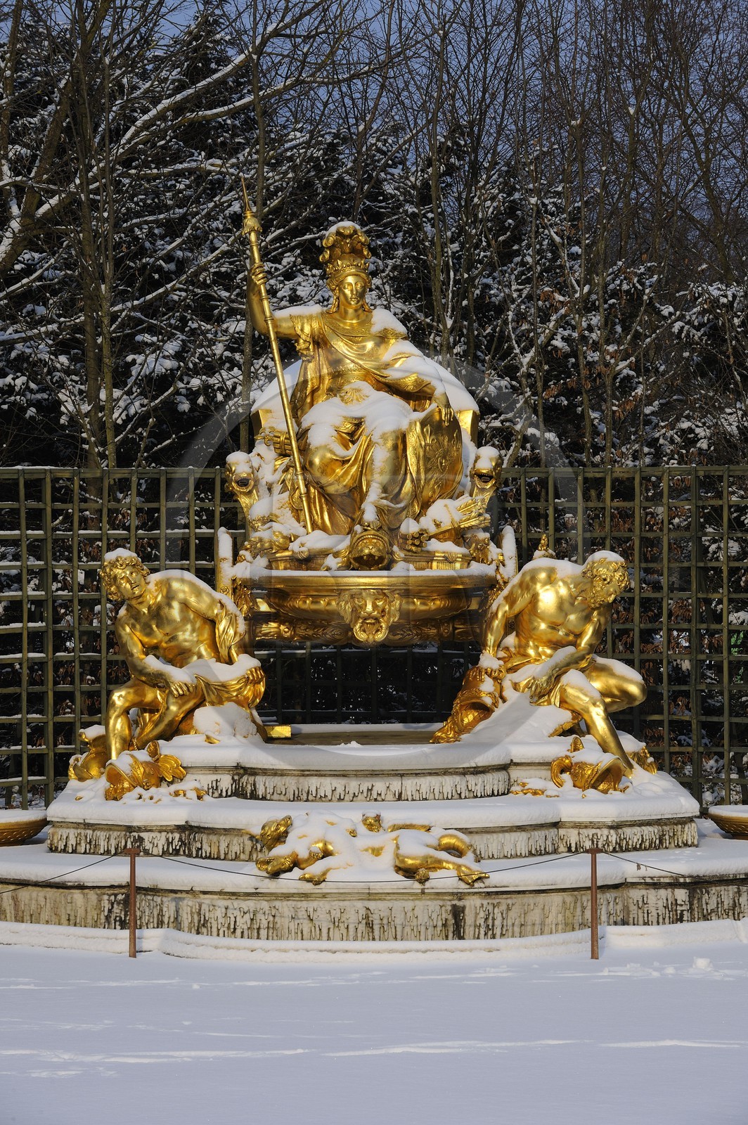 France, Yvelines (78), parc du château de Versailles sous la neige, classé Patrimoine Mondial de l'UNESCO, statue du bosquet de l'Arc de Triomphe