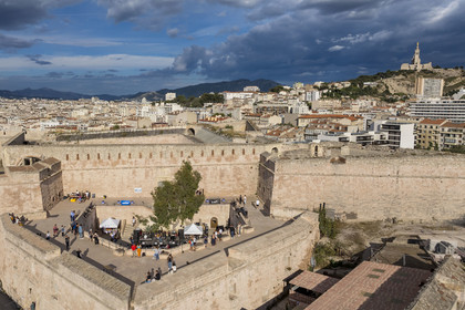 France, Bouches-du-Rhône (13), Marseille, Citadelle de Marseille (Fort Saint-Nicolas, le haut fort appelé fort d’Entrecasteaux) et la basilique Notre Dame de la Garde en arrière plan (vue aérienne)