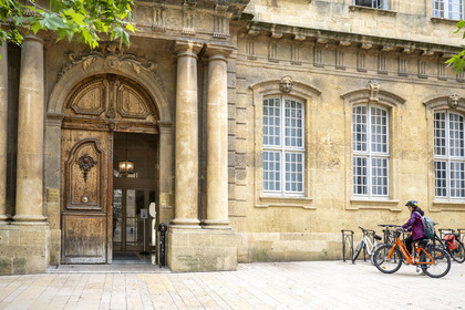 France, Bouches-du-Rhône (13), Aix en Provence, place de l'Université, Palais de l'Université ancienne faculté de droit où Paul Cézanne étudia, actuel Institut d'Etudes Politiques