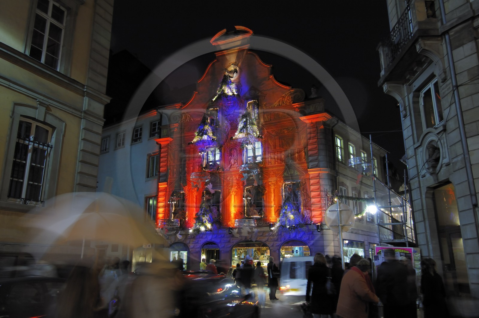 France, Bas Rhin (67), Strasbourg, decoration de la facade du celebre chocolatier Christian Meyer a Noel