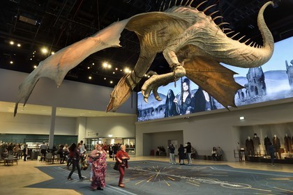 Royaume-Uni, Hertfordshire, Leavesden, Leavesden Film Studios, Harry Potter Studio Tour London, les coulisses du tournage des 8 films de Harry Potter, dragon géant en vol surplombant les visiteurs à l'entrée de l'exposition