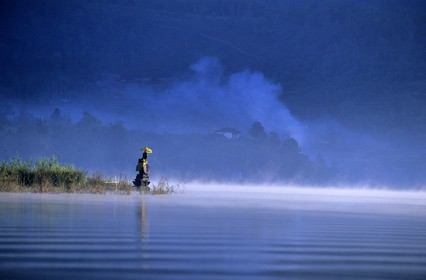 Indonésie, île de Bali, temple Ulun Danu, autel sur le lac Bratan
