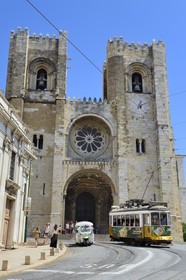 Portugal, Lisbonne, quartier de l'Alfama, tramway le long du Largo da Sé et la cathédrale Se Patriarcal en arrière-plan