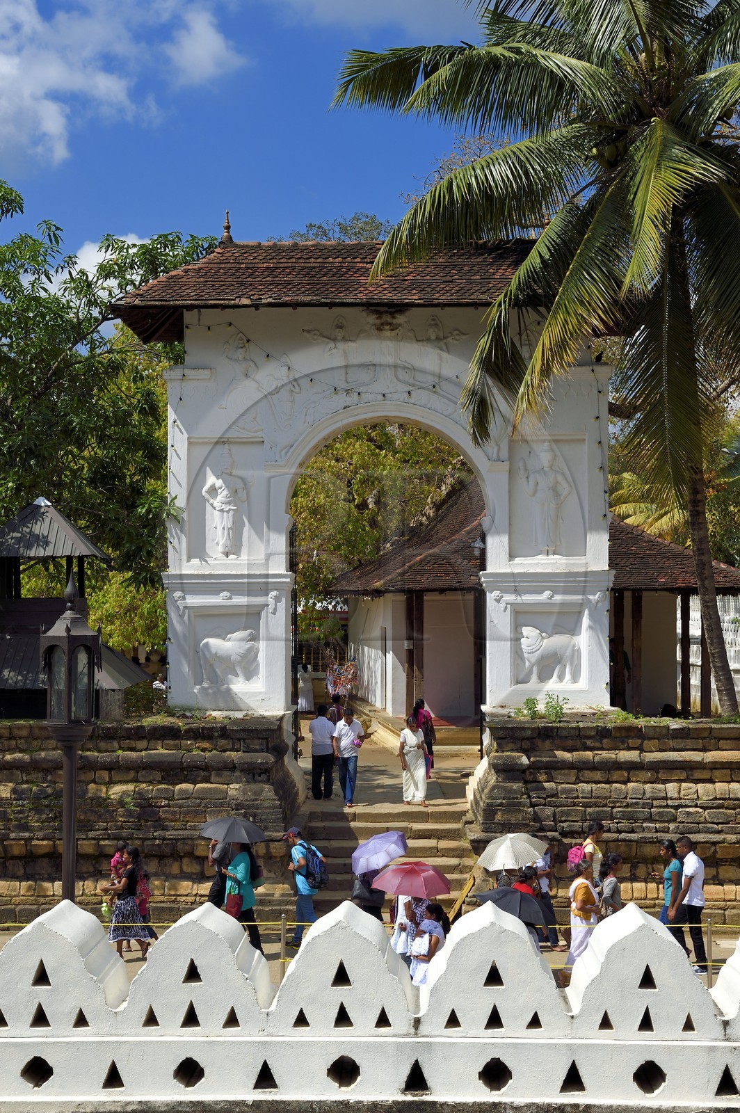 Sri Lanka, province du centre, Kandy, ville sacrée classée patrimoine mondial de l'UNESCO, porte monumentale dans les jardins du Temple de la Dent de Bouddha (Sri Dalada Maligawa) Sri Lanka, province du centre, Kandy, ville sacrée classée patrimoine mondial de l'UNESCO, porte monumentale dans les jardins du Temple de la Dent de Bouddha (Sri Dalada Maligawa)