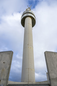 France, Finistère (29), Mer d'Iroise, Ile d'Ouessant, tour radar du Stiff de l'architecte Jean Prouvé (1982) qui surveille le rail de circulation maritime dans la Manche pour le Cross Corsen