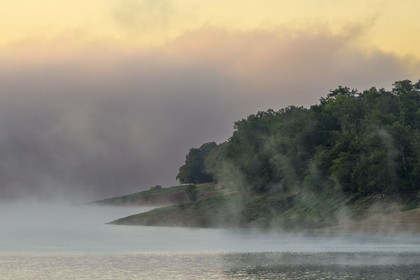 France, Nièvre (58), Parc naturel régional du Morvan, Chaumard, lac de Pannecière  dans la brume du petit matin