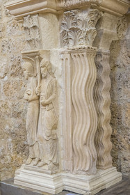 France, Hérault (34), Causses et les Cévennes, paysage culturel de l'agro-pastoralisme méditerranéen, classés Patrimoine Mondial de l'UNESCO, Saint-Guilhem-le-Désert, labellisé Les Plus Beaux Villages de France, l'abbaye de Gellone du IXème siècle, musée dans le dépot lapidaire abrité dans l'ancien réfectoire, chapiteaux et colonnes ondées, pilier d'angle du cloitre représentant la rencontre d'Emmaüs, Christ pélerin et disciples