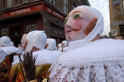 Belgique, Wallonie, carnaval de Binche, Gilles de Binche portant son masque spécifique avec un ramon (bois) à la main