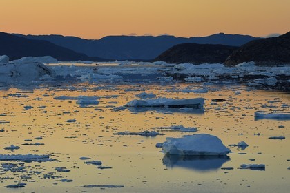 Groenland, cote ouest, baie de Disko, icebergs dans la baie de Quervain au crépuscule
