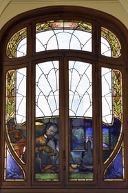 France, Meurthe et Moselle (54), Nancy, immeuble Art Nouveau de la chambre de commerce et d'industrie (CCI), les vitraux au rez-de-chaussée représentant des points forts de l'industrie lorraine conçus par Jacques Gruber, la recherche scientifique et  l'industrie chimique