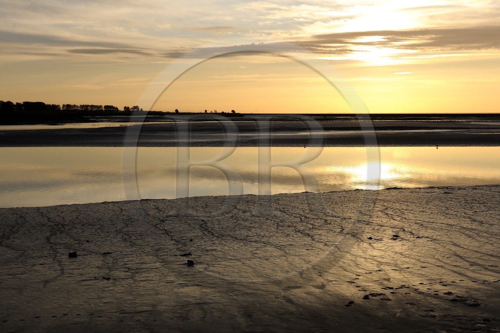 France, Manche (50), Baie du Mont-Saint-Michel, les berges submersibles de la rivière Couesnon au coucher de soleil France, Manche (50), Baie du Mont-Saint-Michel, les berges submersibles de la rivière Couesnon au coucher de soleil