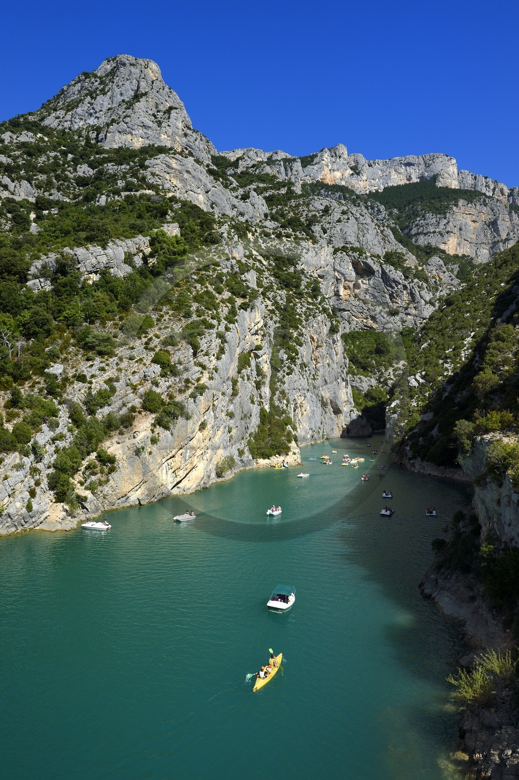 Var (83) rive gauche et Alpes-de-Haute-Provence (04) rive droite, Parc Naturel Régional du Verdon, les Gorges du Verdon débouchant sur le lac de Sainte Croix