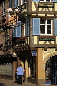 France, Haut-Rhin (68), Colmar, enseigne d'une ancienne charcuterie Maison Zimmerlin au 7 rue des Serruriers dessinée par Hansi
