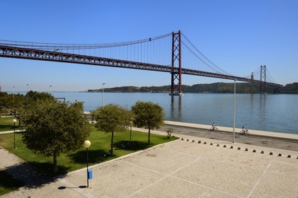 Portugal, Lisbonne, le pont du 25 de Abril sur le Tage