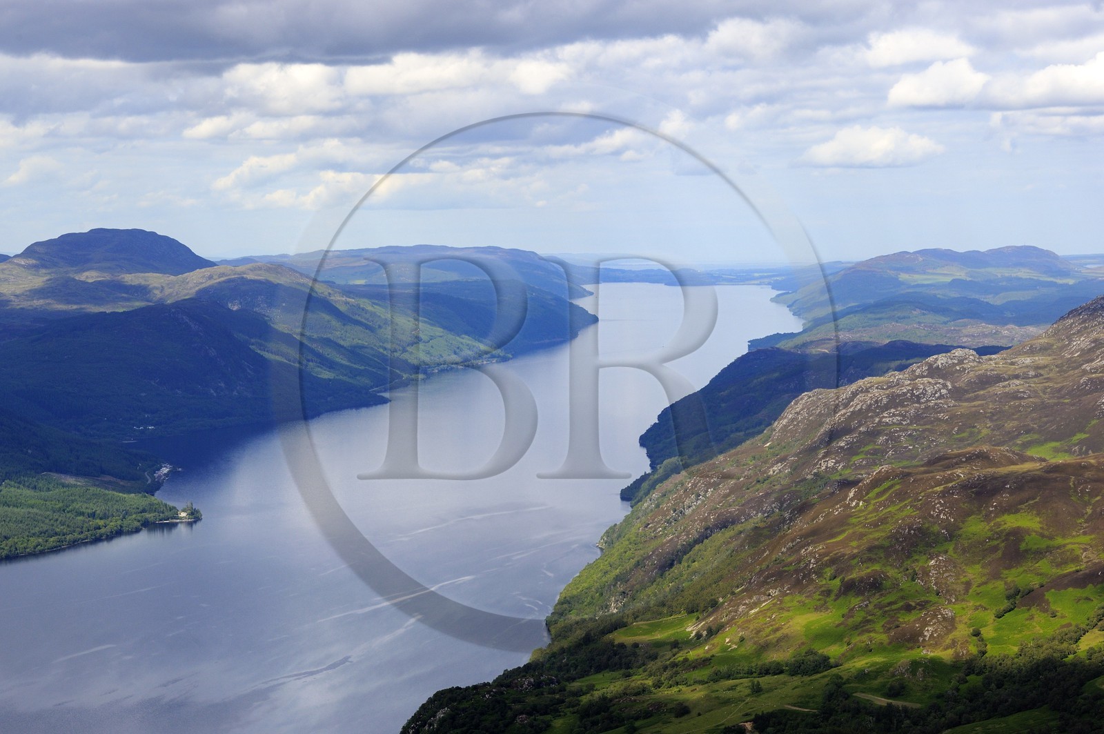 Royaume-Uni, Ecosse, Highland, le Loch Ness à la hauteur de Fort Augustus, Inverness et le Moray Firth en arrière plan (vue aérienne)