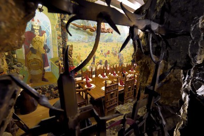 Roumanie, Transylvanie, région de Cluj, Turda, hotel Hunter Prince Castle et Dracula hotel, salle de restaurant entièrement décorée sur le thême de Dracula