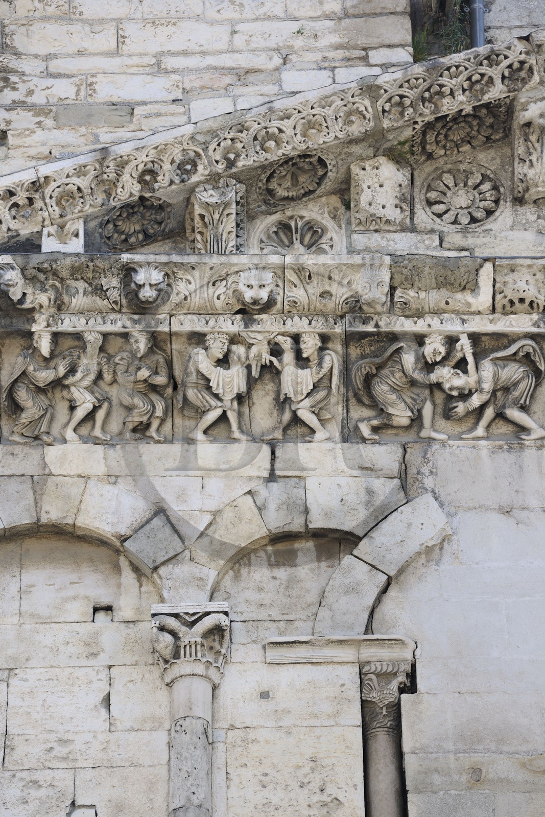 France, Gard (30), Nimes, détail de la façade de la Cathédrale Notre-Dame-et-Saint-Castor France, Gard (30), Nimes, détail de la façade de la Cathédrale Notre-Dame-et-Saint-Castor