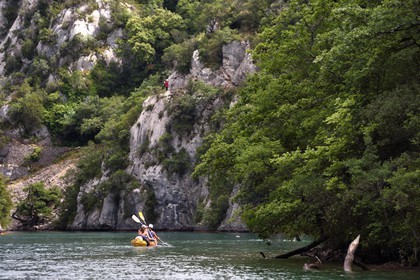 France, Alpes-de-Haute-Provence (04), Parc Naturel Régional du Verdon, kayak dans les Basses Gorges du Verdon en aval du lac de Sainte Croix et le sentier du garde canal qui est sculpté dans la roche le long de l’ouvrage en arrière plan