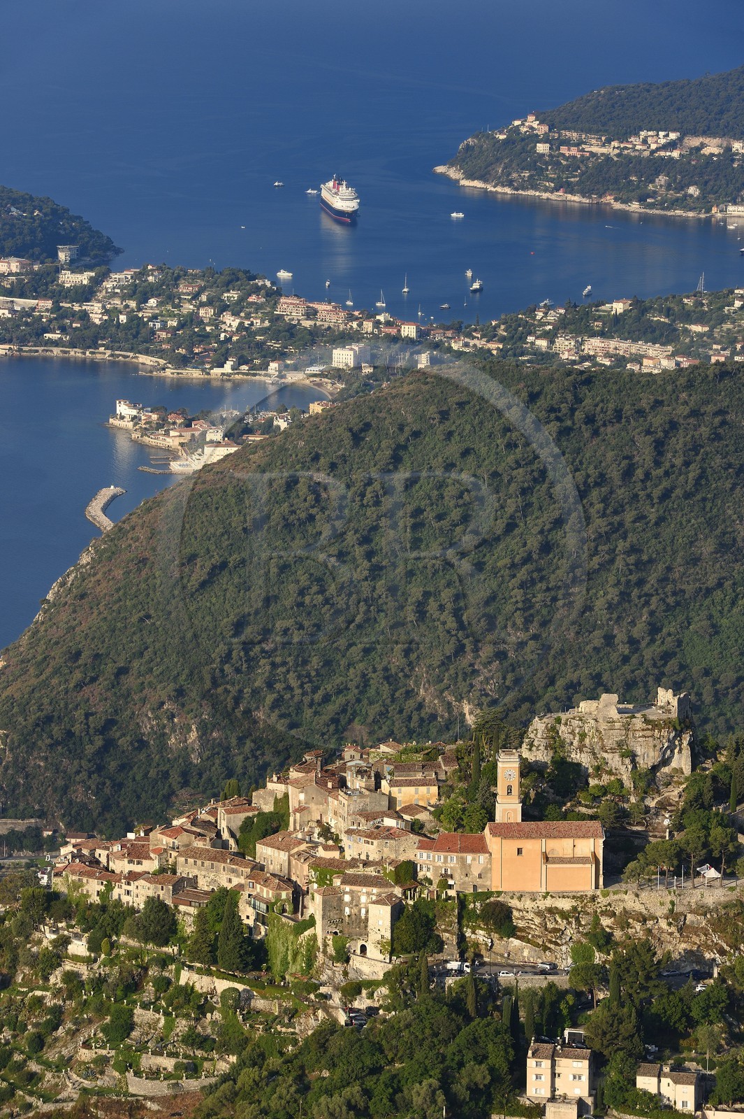 France, Alpes-Maritimes (06), le village perché d'Eze, Saint-Jean-Cap-Ferrat en arrière plan.