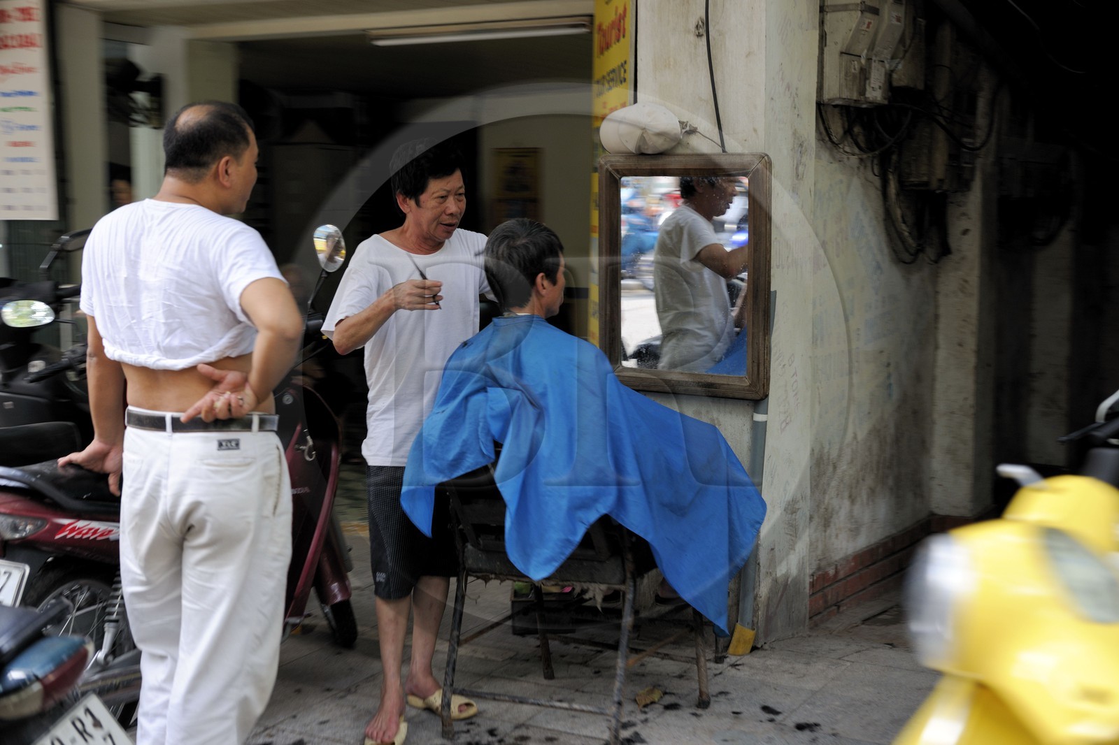 Vietnam, Hanoï, coiffeur dans la rue
