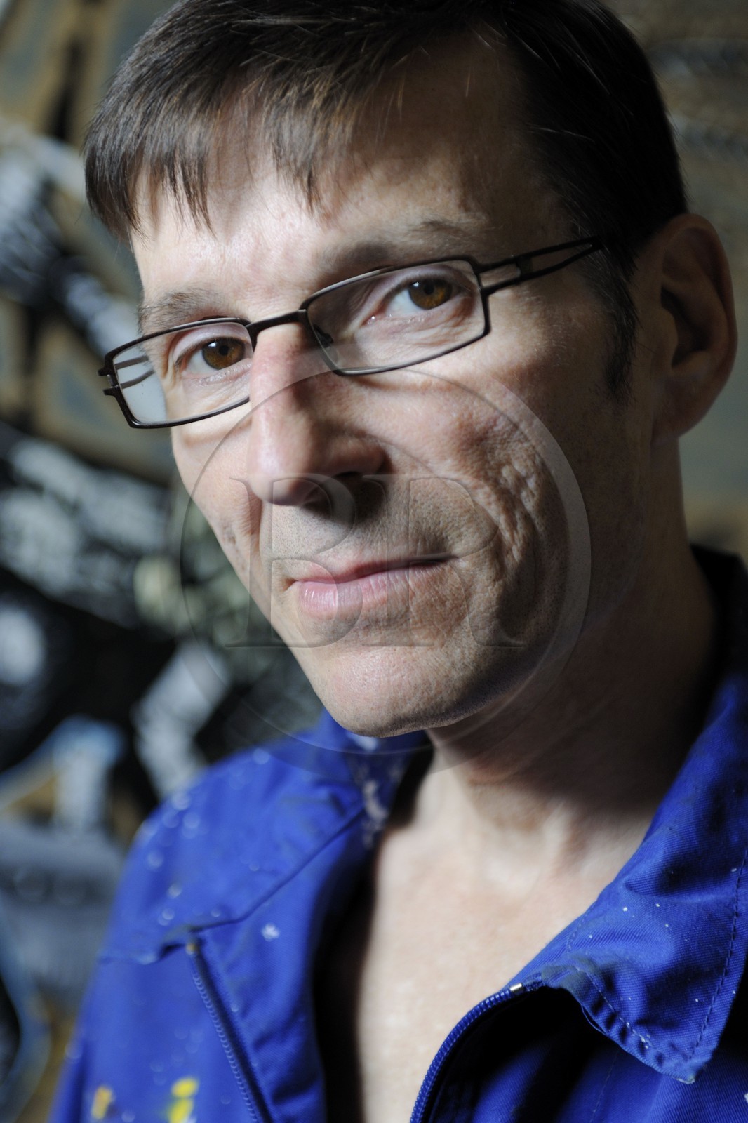 France, Hérault (34), région de Sète,  l' artiste peintre André Cervera dans son atelier de Poussan