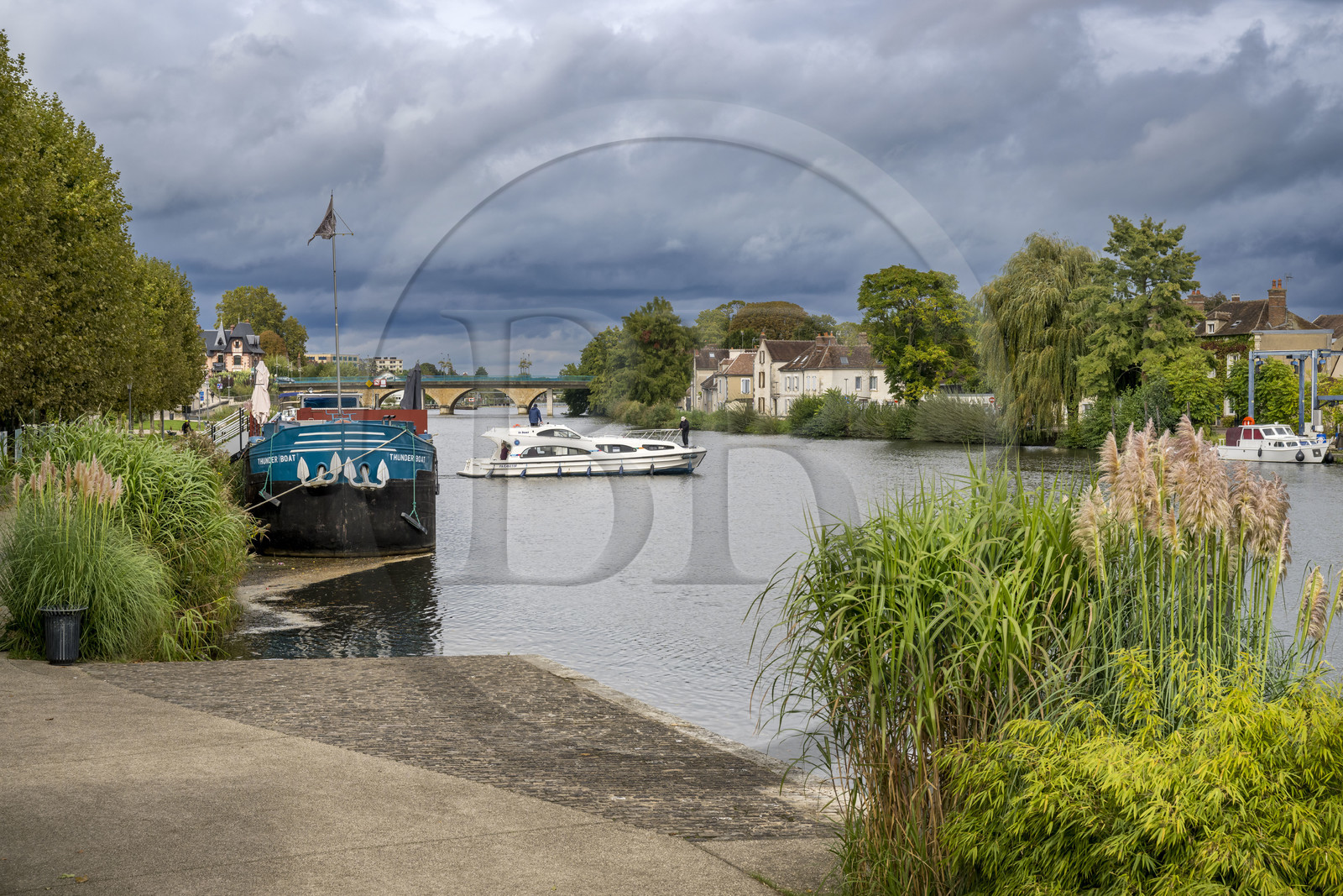 France, Yonne (89), Auxerre, les rives de l'Yonne au pied de la passerelle au centre ville