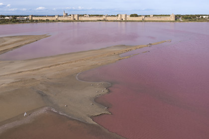 France, Gard (30), Aigues-Mortes, la ville médiévale entourée par ses remparts en bordure des marais salants (Salins du Midi) (vue aérienne)
