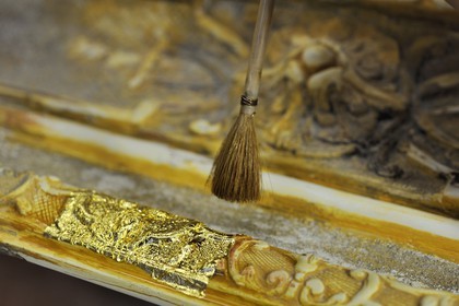 France, Yvelines (78), château de Versailles, ateliers de restauration du château, atelier de dorures, Laurent Hissier travaillant sur un cadre de tableau