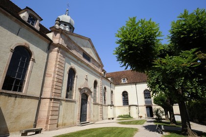 France, Saône et Loire (71), Louhans, cour d'honneur de l'Hôtel-Dieu