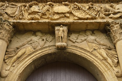 France, Vaucluse (84), Parc Naturel Regional du Luberon, La Tour d'Aigues, ruines du chateau Renaissance, le portail d'entrée