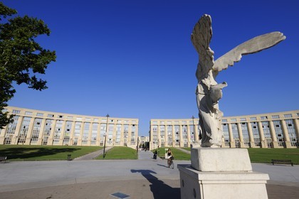 France, Hérault (34), Montpellier, quartier Antigone, Esplanade de l' Europe de l' architecte Ricardo Bofill et la réplique de la Victoire de Samothrace