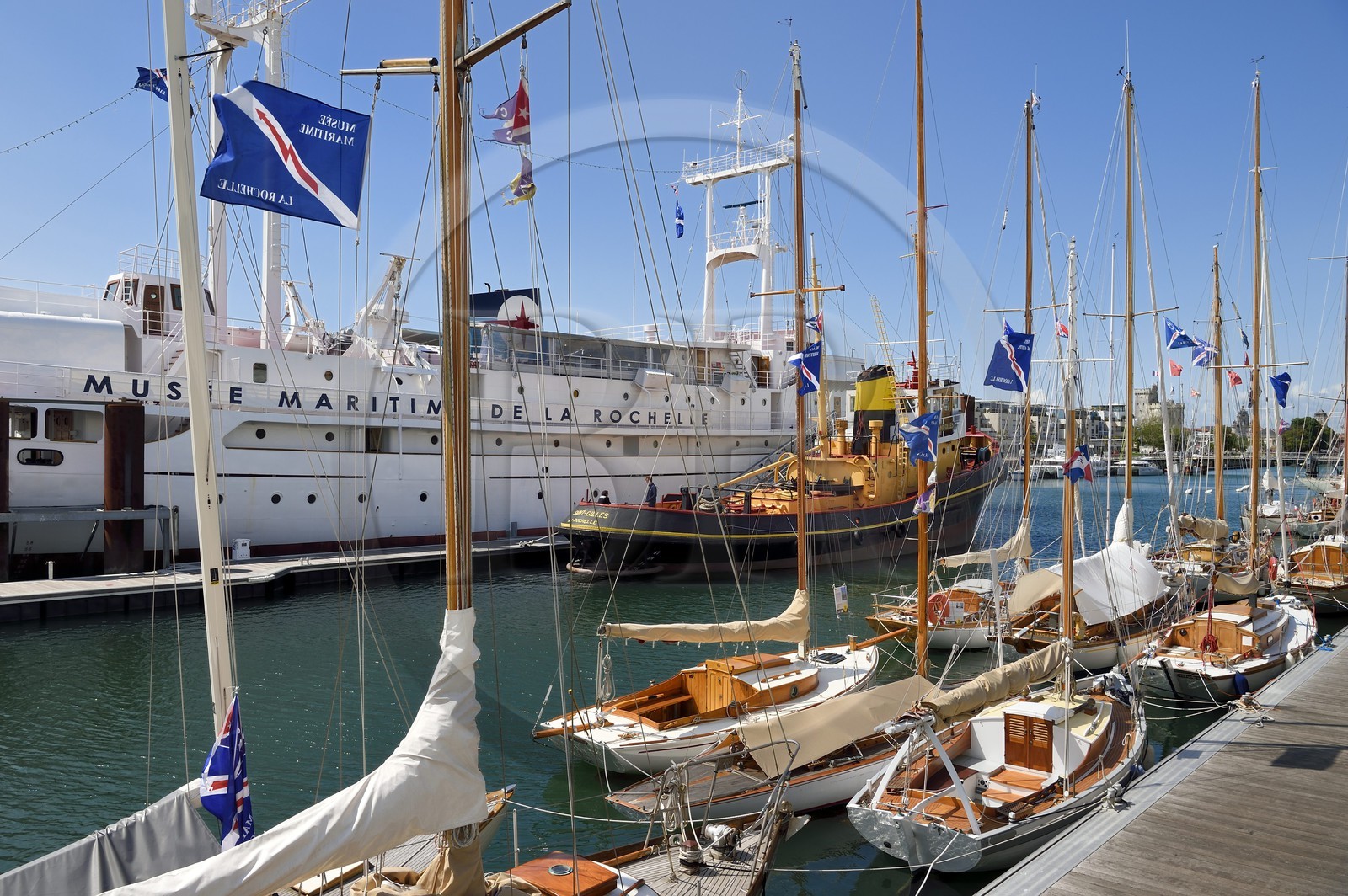France, Charente-Maritime (17), La Rochelle, le bassin des grands yachts, Musée Maritime, la frégate météorologique France I, navire amiral du musée