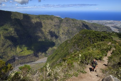France, Ile de la Reunion, Parc National de la Réunion classé Patrimoine Mondial de l'UNESCO, La Possession, vers le village de Dos d'Ane, randonnée de la Roche Bouteille par le sentier Cap Noir, la Rivière des Galets en dessous et sur la cote Ouest en arrière plan