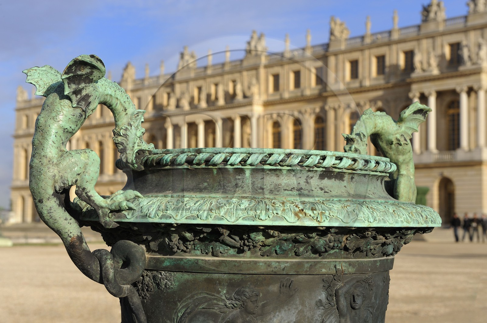 France, Yvelines (78), château de Versailles, classé Patrimoine Mondial de l'UNESCO, un des vases en bronze entourant le château