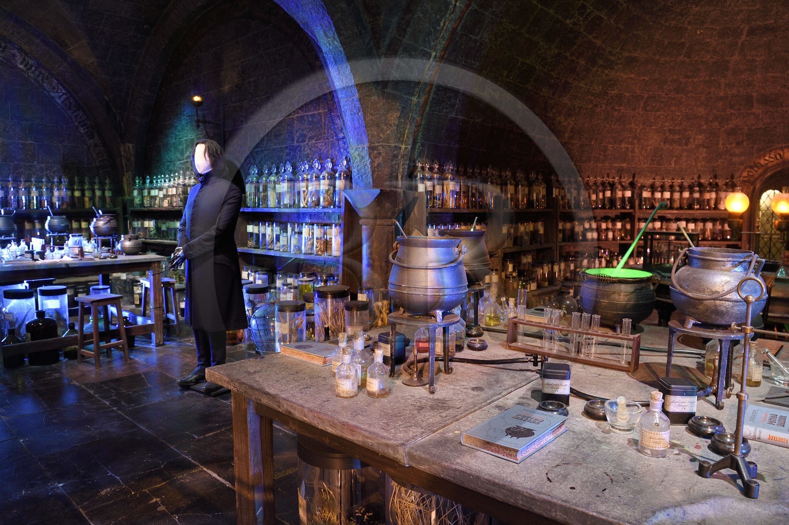 Royaume-Uni, Hertfordshire, Leavesden, Leavesden Film Studios, Harry Potter Studio Tour London, les coulisses du tournage des 8 films de Harry Potter, classe des potions magiques